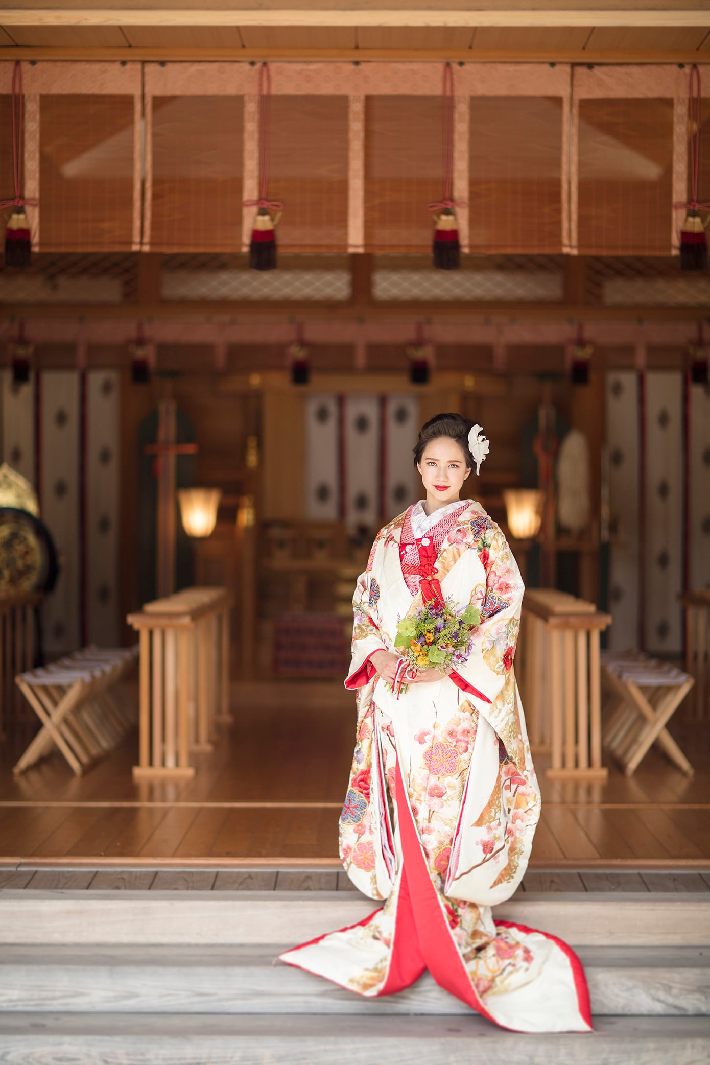 色打掛をまとって会場に立つ花嫁｜ザ・オランジェガーデン五十鈴川（三重県伊勢市の結婚式場）