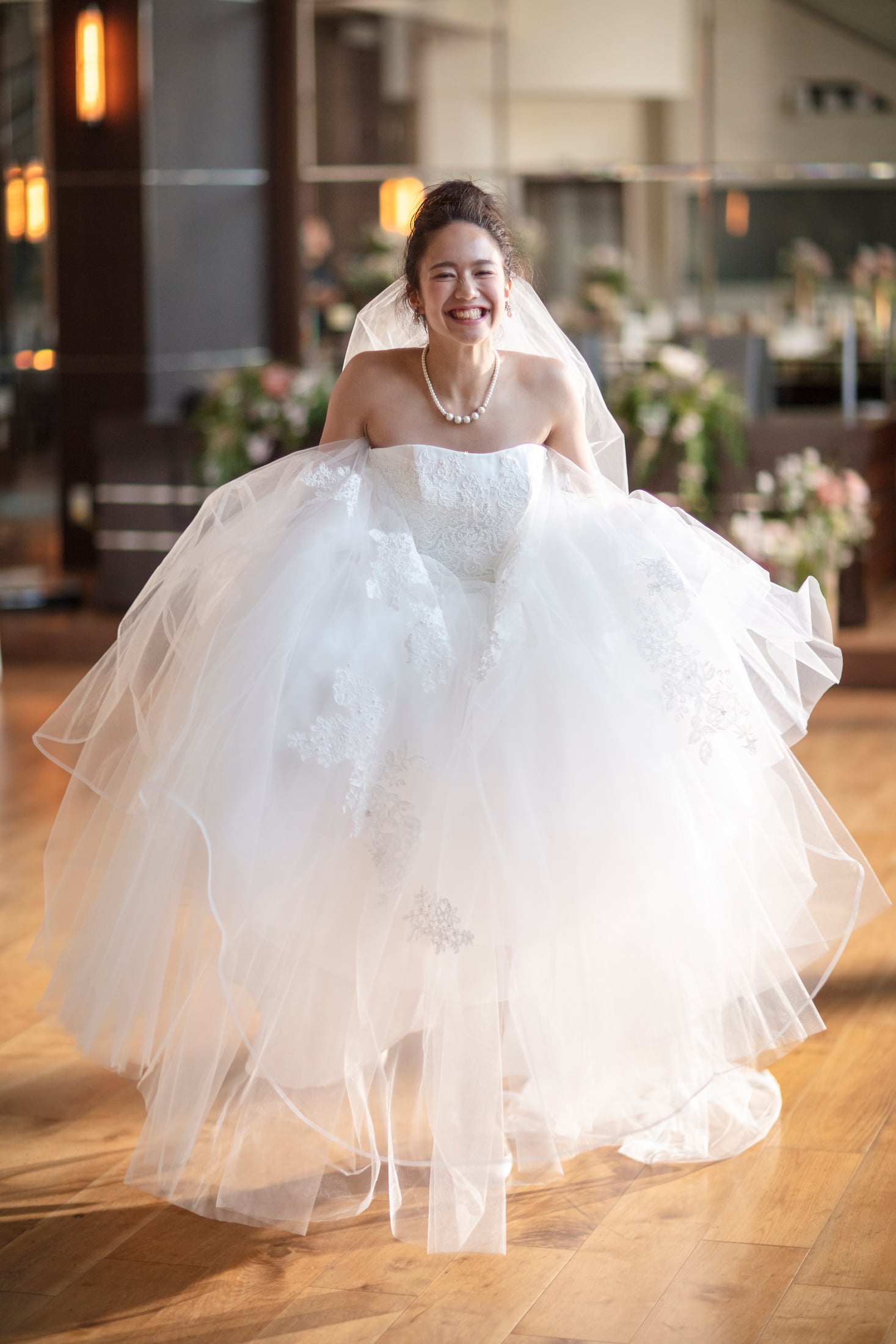 ボールガウンドレスの後ろ姿｜ザ・オランジェガーデン五十鈴川（三重県伊勢市の結婚式場）