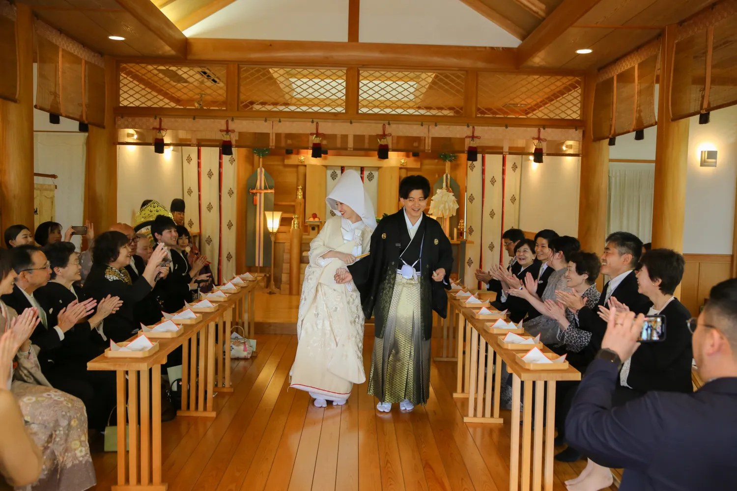 賀寿殿で参列者に見守られる神前結婚式｜ザ・オランジェガーデン五十鈴川（三重県伊勢市の結婚式場）