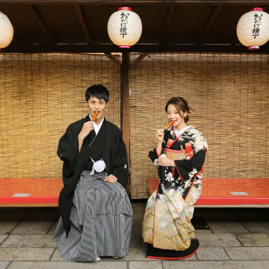 朱色の建具を背に腰かけた和装のおふたり｜伊勢おかげさま婚