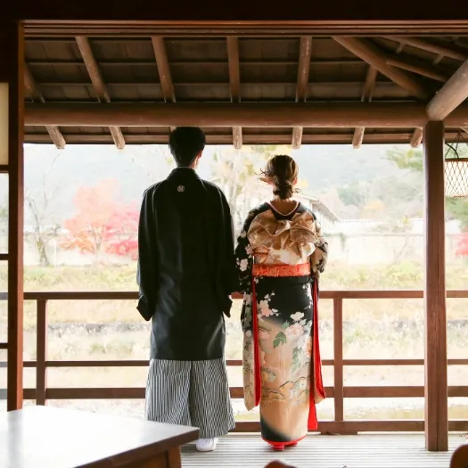紅葉を望む座敷から庭を眺めるおふたり｜伊勢おかげさま婚