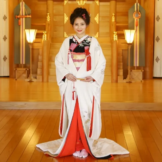 檜造りの神殿に佇む白無垢の花嫁｜伊勢おかげさま婚
