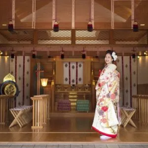 神殿の中に立つ色打掛の花嫁｜伊勢おかげさま婚