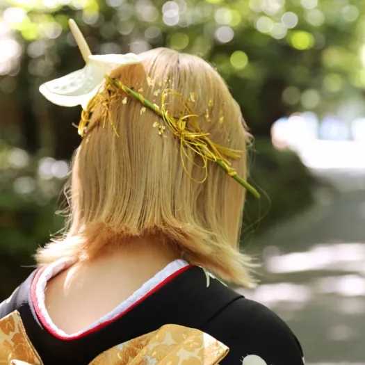 髪飾りをつけた花嫁の後ろ姿｜伊勢おかげさま婚