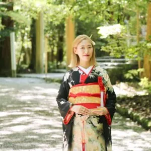 参道に佇む黒地の色打掛の花嫁｜伊勢おかげさま婚