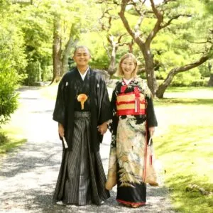 木立を背にした紋付袴と色打掛のおふたり｜伊勢おかげさま婚