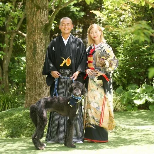大木の下に並ぶ紋付袴と色打掛のおふたり｜伊勢おかげさま婚