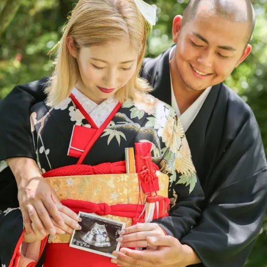 寄り添って笑い合う和装のおふたり｜伊勢おかげさま婚