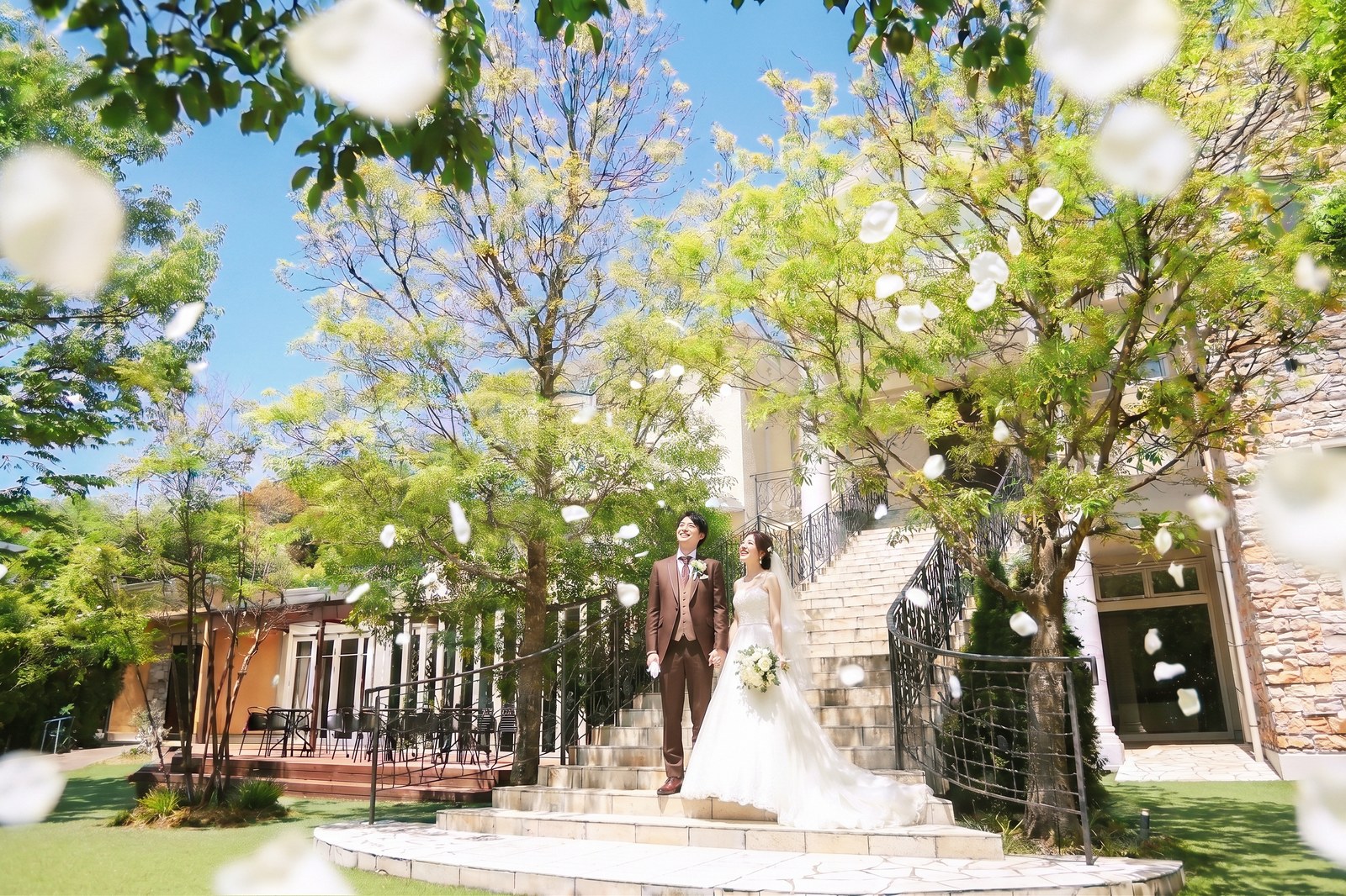 大階段でのフラワーシャワーを撮影した一枚｜ザ・オランジェガーデン五十鈴川（三重県伊勢市の結婚式場）